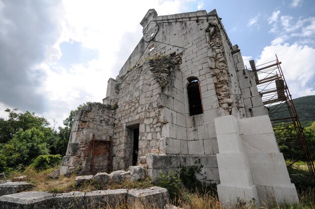 Vista de ruínas de uma antiga casa abandonada