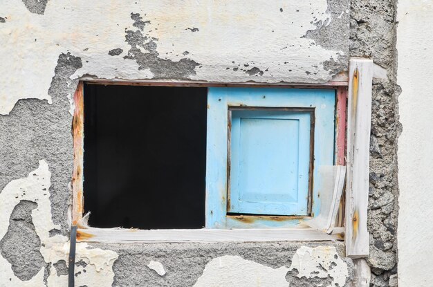 Vista de ruínas de uma antiga casa abandonada