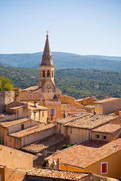 Vista de Saint Saturnin d Apt, Provence, França. Horizonte com o telhado da Catedral