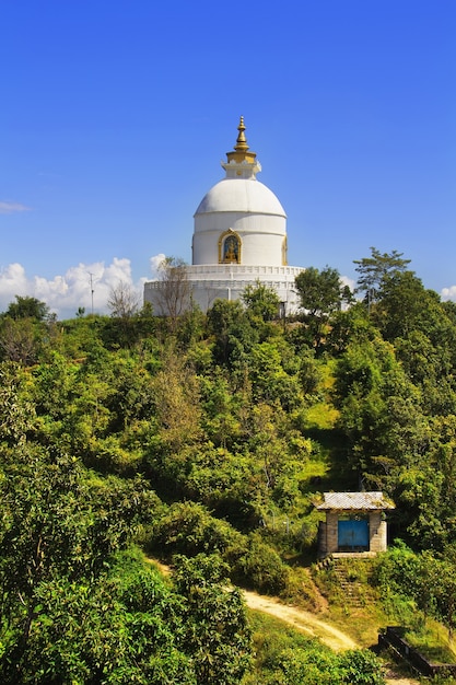 Vista de shanti stupa (pagode da paz mundial). pokhara, nepal