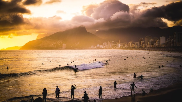 Vista de silhueta de turista na praia contra o céu nublado