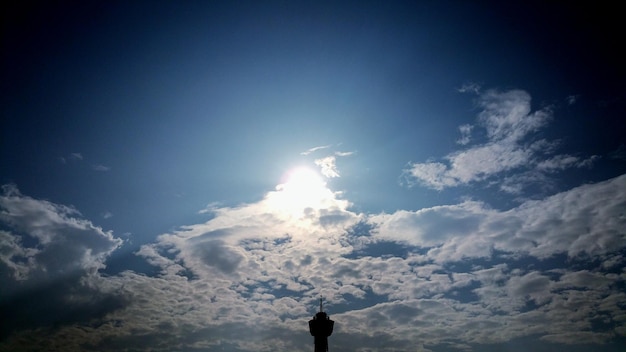 Vista de silhuetas de pessoas contra o céu