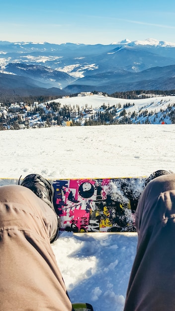 Vista de snowboard nas montanhas de inverno, esporte de viagens radicais