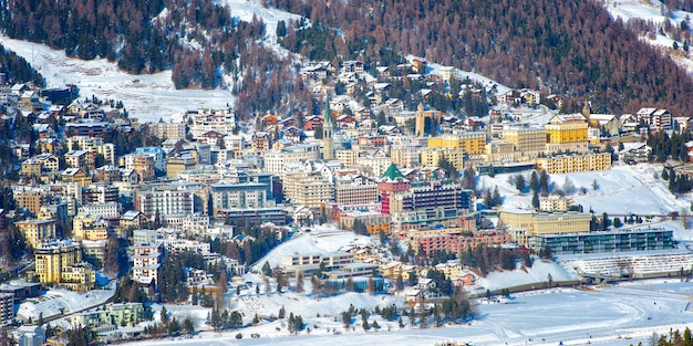 Vista de St Moritz no inverno