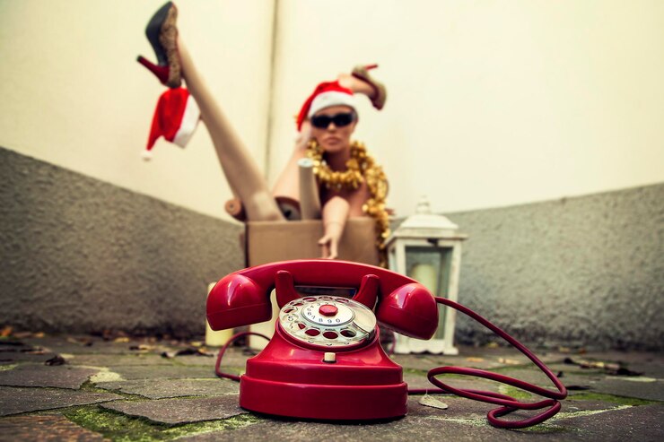 Foto vista de superfície de telefone rotativo vermelho no chão contra peças de manequim em caixa de papelão