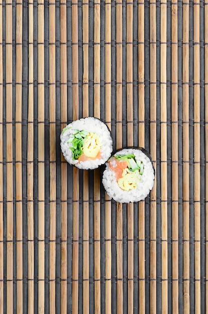 Foto vista de sushi em alto ângulo