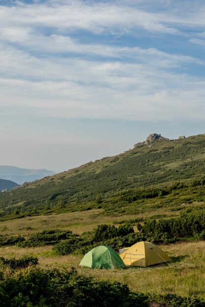 Vista de tendas para turistas nas montanhas