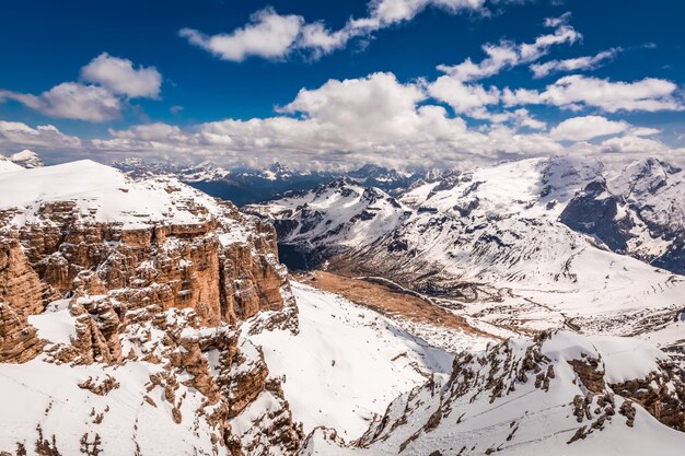 Vista de tirar o fôlego do topo de Sass Pordoi Dolomites Itália Europa