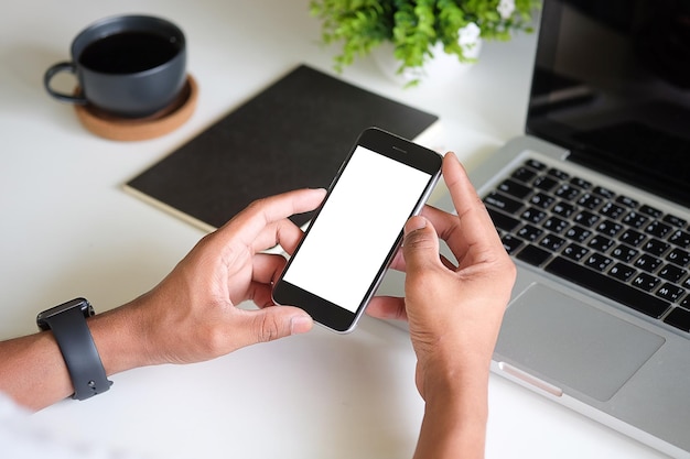 Vista de tiro recortada das mãos do homem segurando um telefone inteligente com tela de espaço de cópia em branco para sua mensagem de texto ou conteúdo de informação feminino lendo mensagem de texto no celular durante em ambiente urbano