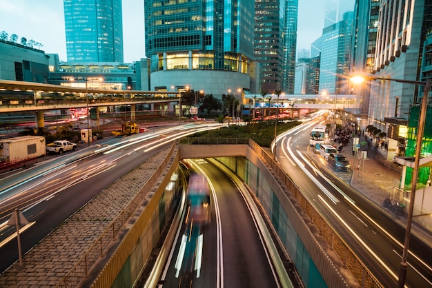 Foto vista de tráfegos com escritórios e edifícios comerciais na área central de hong kong.