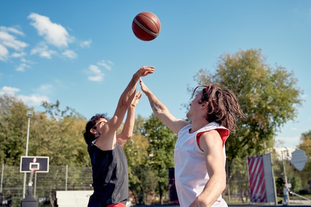 Vista de trás de amigos jogando basquete