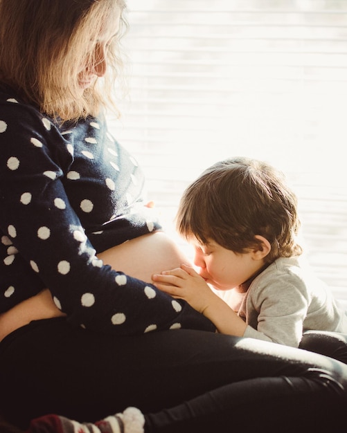 Vista de trás de mãe e filho em casa