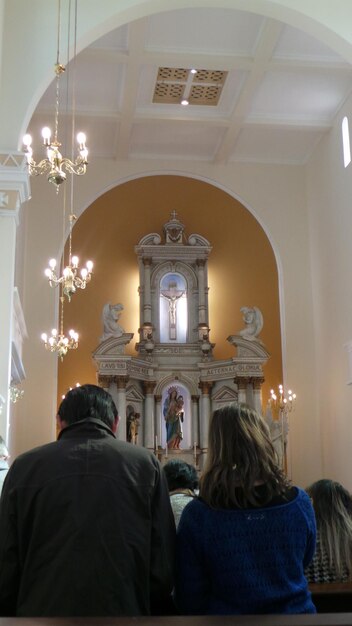 Foto vista de trás de pessoas no templo