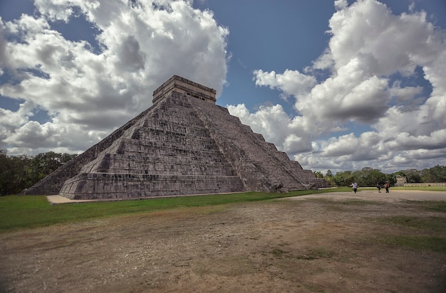 Vista de três quartos da Pirâmide de Chichen Itza # 7