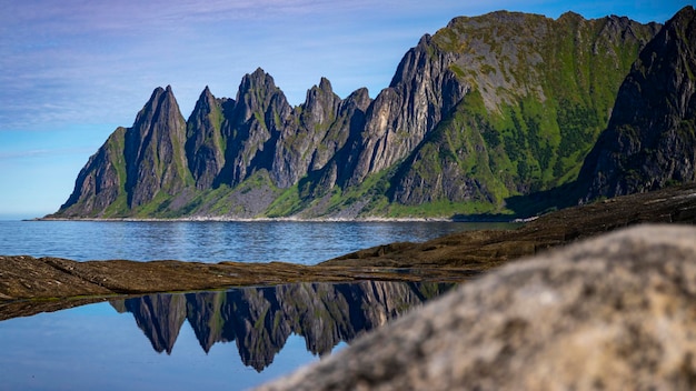 vista de tungeneset das poderosas montanhas refletidas na água, noruega, fiordes da ilha senja