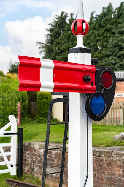 Foto vista de um antigo sinal de ferrovia em bettisfield, clwyd, país de gales