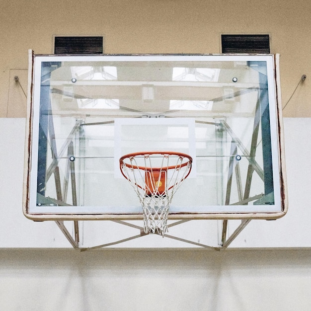 Foto vista de um aro de basquete no campo