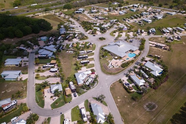 Vista de um bairro com muitas casas e uma poça d'água.