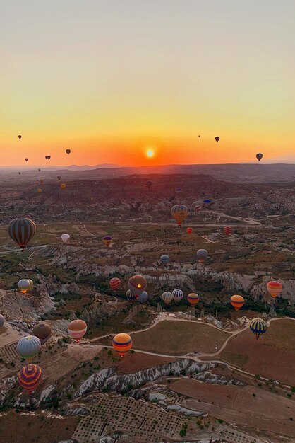 Foto vista de um balão de ar quente ao pôr-do-sol