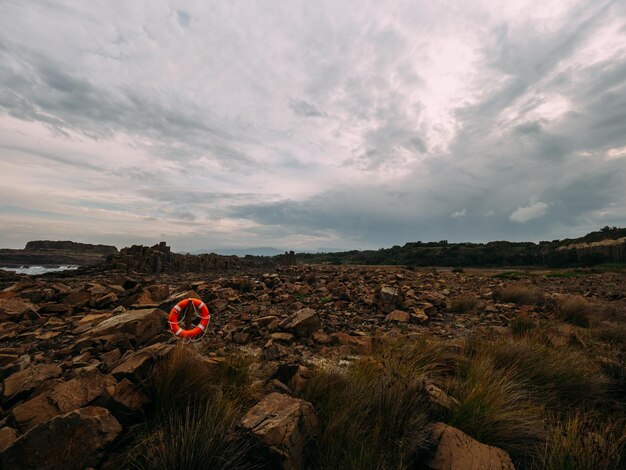 Foto vista de um balão de ar quente contra um céu nublado