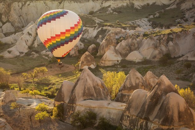 Vista de um balão de ar quente voando sobre a montanha