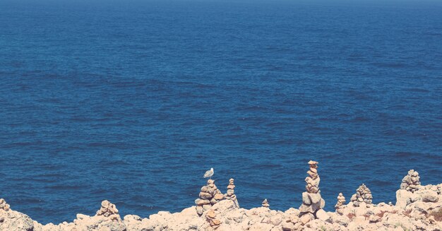 Vista de um belo litoral oceano atlântico na europa viajar férias e conceito de verão seu perf ...