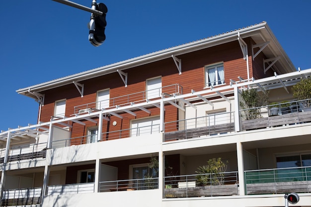 Vista de um bloco de apartamentos moderno recém-construído sob o céu azul