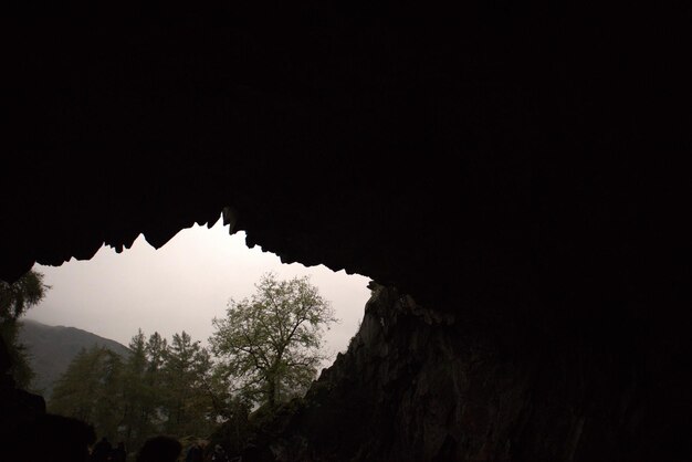 Vista de um buraco de caverna em uma montanha