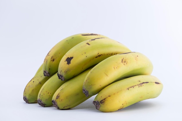 Vista de um cacho de bananas colocado em um fundo branco sem fim