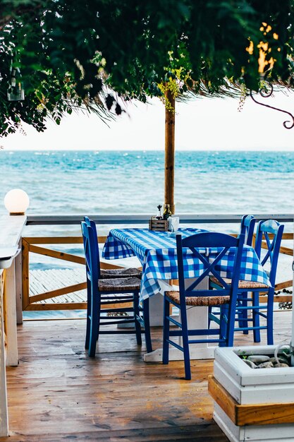 Vista de um café de rua na praia