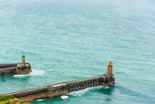 Vista de um cais velho com farol