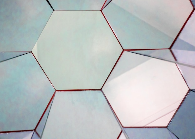 Vista de um caleidoscópio de espelhos na forma de hexágonos regulares de cor prateada
