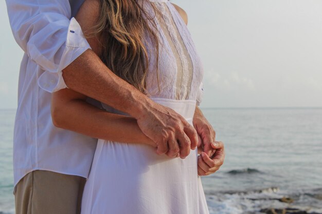 Foto vista de um casal de mãos dadas