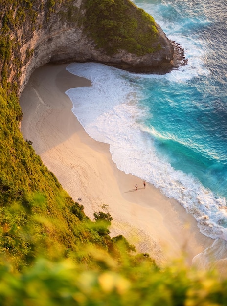 Foto vista de um casal de pessoas na praia em bali indonésia férias e aventura praia e água turquesa vista superior do drone na praia mar azul e relax casal viajar e relaxar imagem