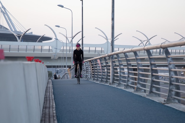 Vista de um ciclista se aproximando na ponte