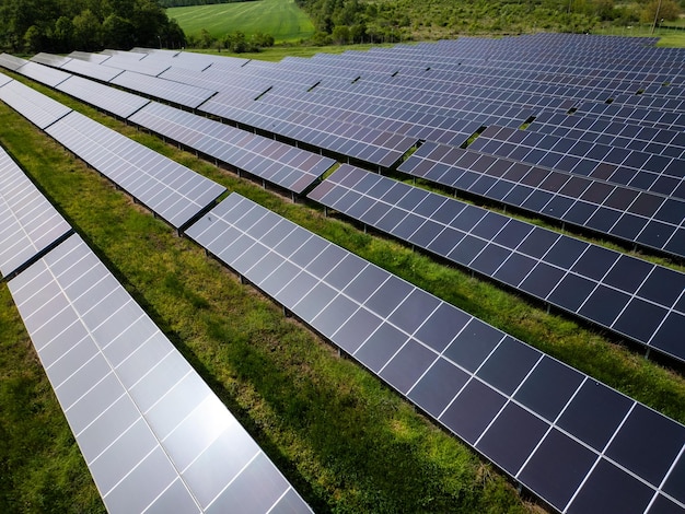 Vista de um drone de uma estação de energia solar ao lado de uma floresta durante o verão energia renovável encontra a natureza em