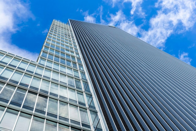 vista de um edifício alto moderno com estrutura exposta