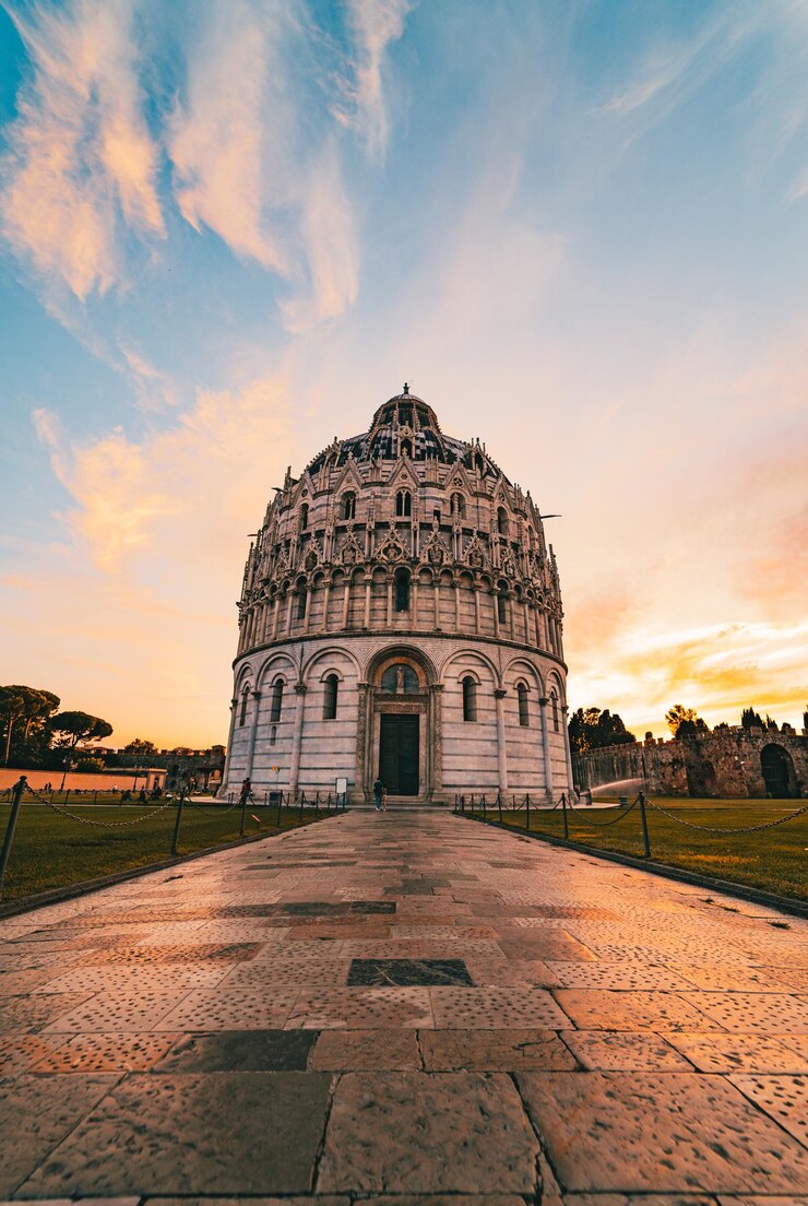 Foto vista de um edifício histórico contra o céu durante o pôr-do-sol
