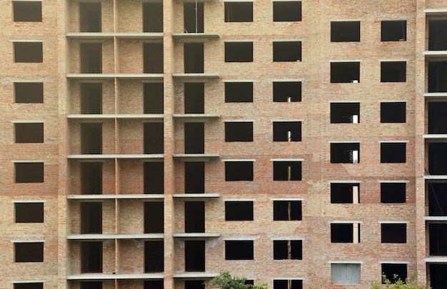 Vista de um grande canteiro de obras com edifícios em construção e residenciais de vários andares