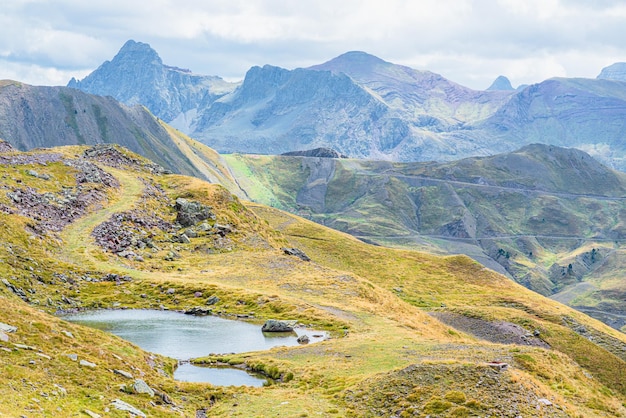 Foto vista de um lago na rota ayous, astún, huesca, espanha