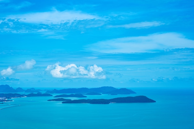 Vista de um mirante alto para o arquipélago de pequenas ilhas da baía.