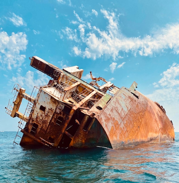 Foto vista de um navio abandonado no mar contra o céu