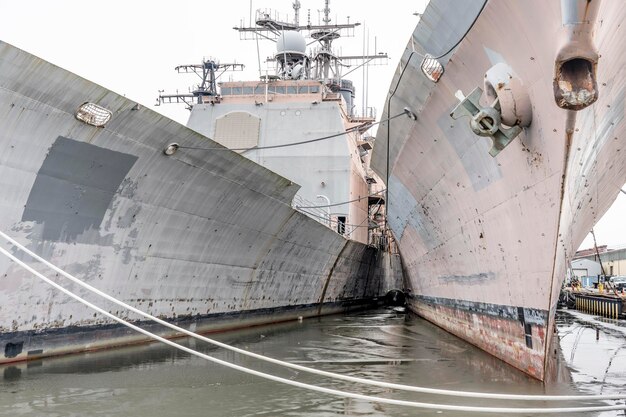 Vista de um navio ancorado no porto