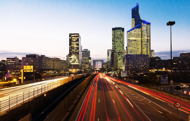 Vista de um negócio do distrito de La Defense em Paris à noite França