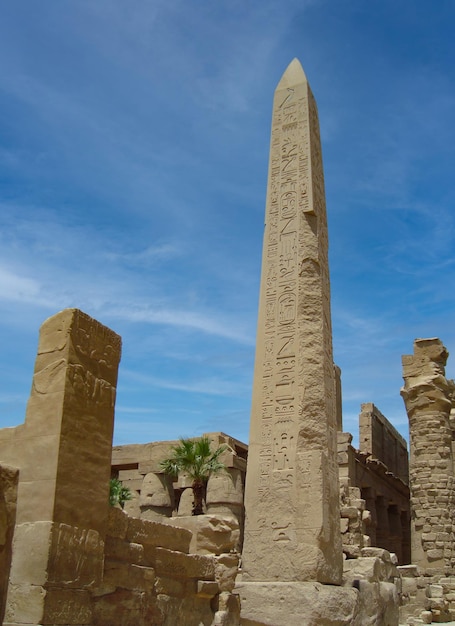 Vista de um obelisco de pedra no antigo templo dos faraós Karnak Luxor Egito