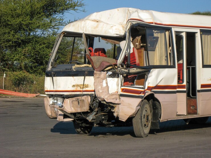 Foto vista de um ônibus quebrado na estrada