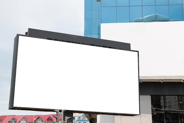 Vista de um outdoor na rua da cidade Design publicitário