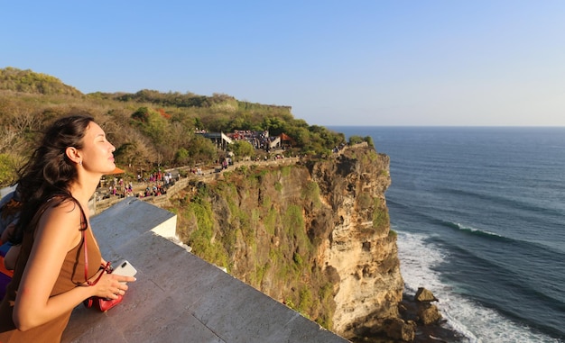 vista de um penhasco em Bali IndonésiaUlu Watu Temple