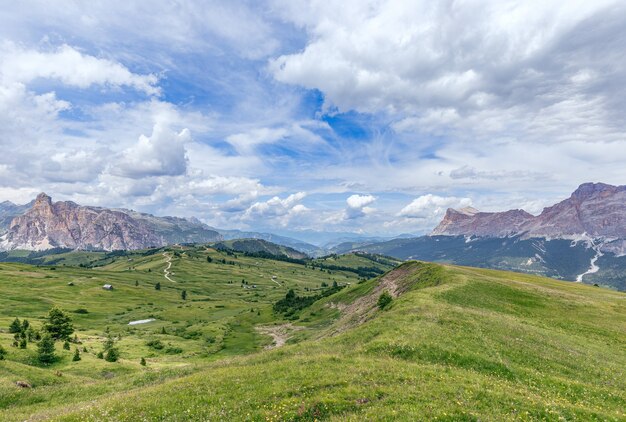 Vista de um planalto com um lindo céu nas dolomitas italianas.