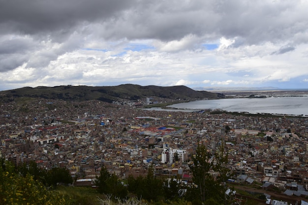 Vista de um ponto alto do lago titicaca e da cidade de puno peru